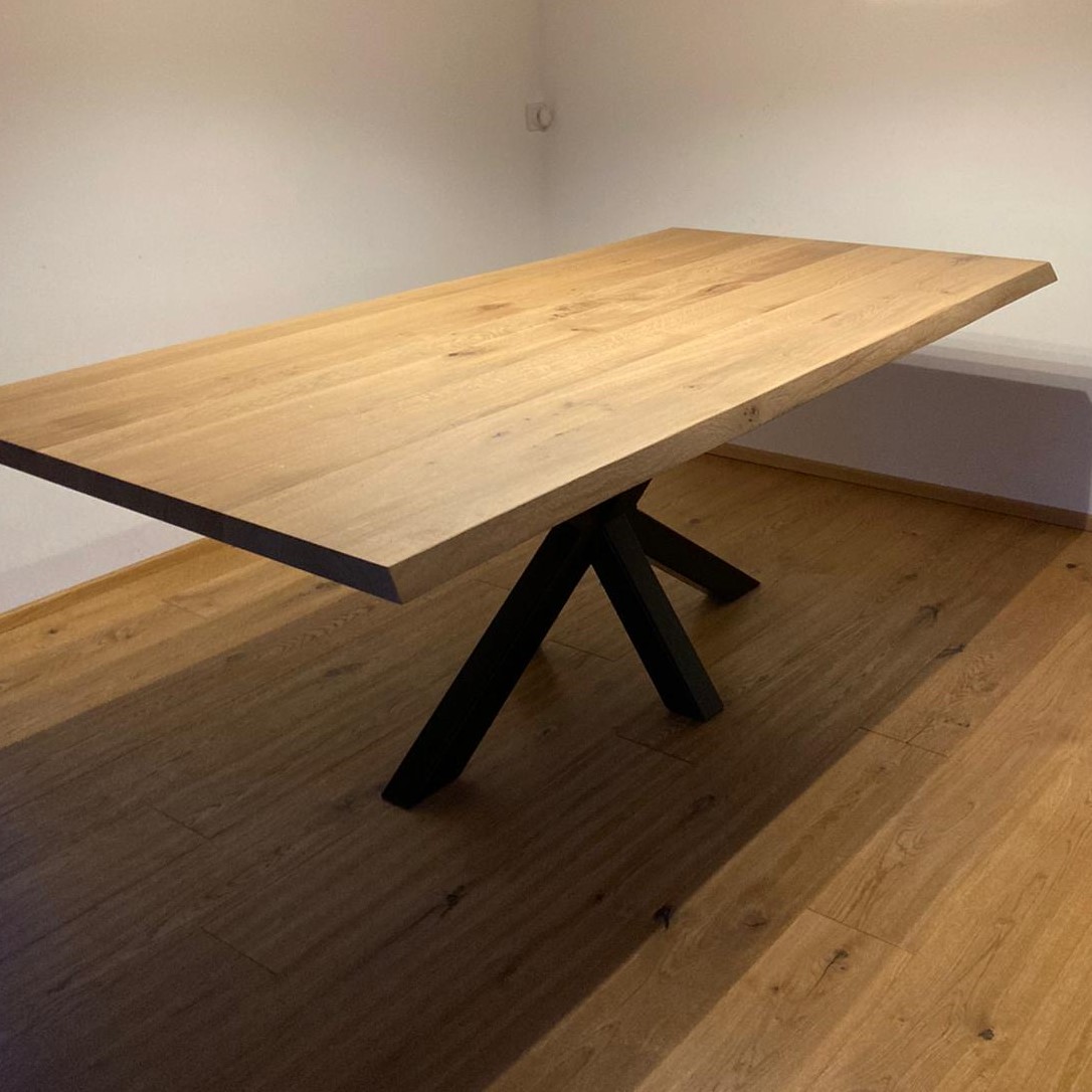 Massivholztisch Eiche mit Eisengestell 