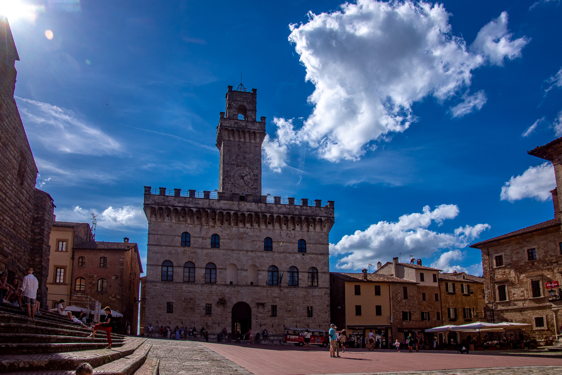 Montepulciano e Chianciano; La Valdichiana dal medioevo al Rinascimento
