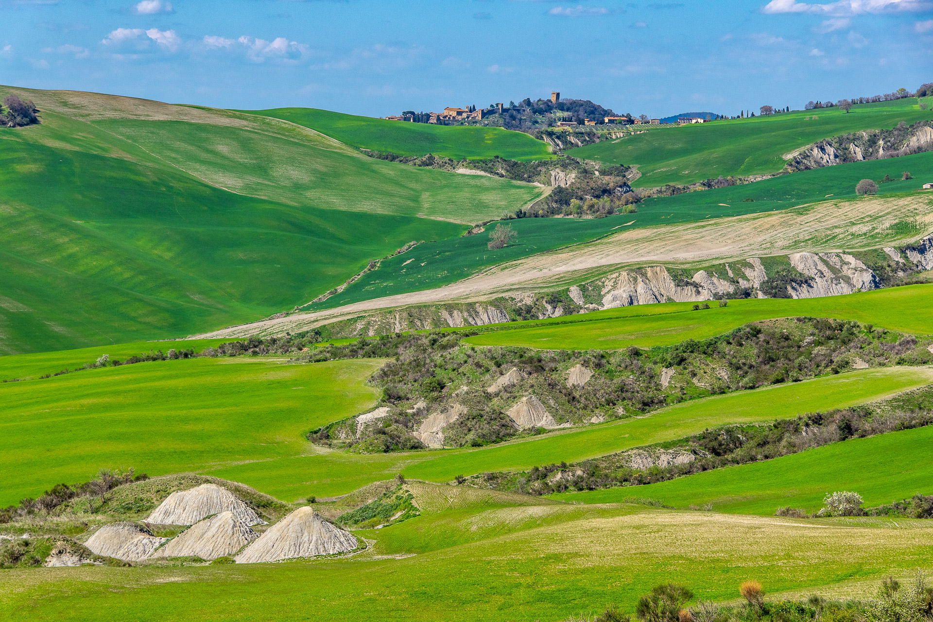 Strade Bianche - Il filo polveroso che unisce le bellezze della valdorcia
