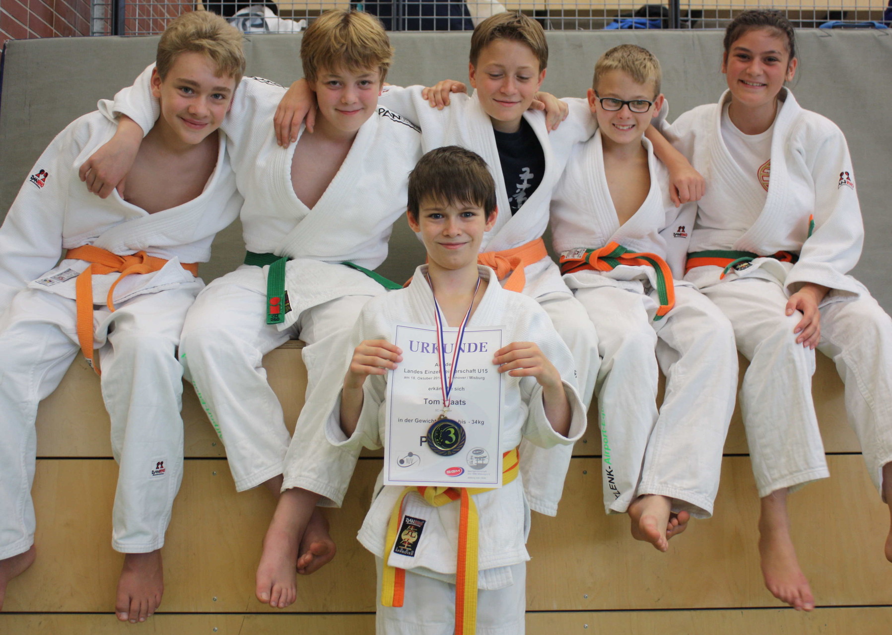 Tom Staats mit Medaille und die Vereinskameraden von li. Ole Surkus, Vincent Förster, Kolja Pätzold, Daniel Gardt und Tessa Dobrocky.