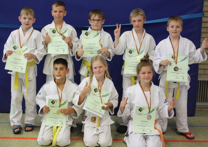 kniend von links: Nazar Aloshyn, Fiona Diehr, Leonie Meyer – stehend von links: Jannis Wesseloh, Melvin Schmidt, Hannes Draack, Lasse von Rönn, Tom Wegner – die U12