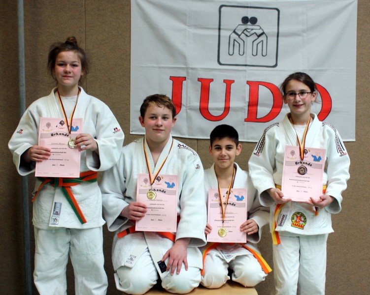 die U15-Judoka,  v. l. Leonie Meyer, Phillip Damis, Nazar Aloshyn, Caja Nissen