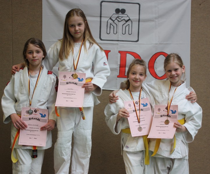 Girlie Power!  alle U12-Judoka vom SC nach Abschluss der Veranstaltung