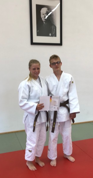 Die glückliche 1. Dan-Trägerin li. Chiara-Sue Pätzold sowie Partner Daniel Gardt re.