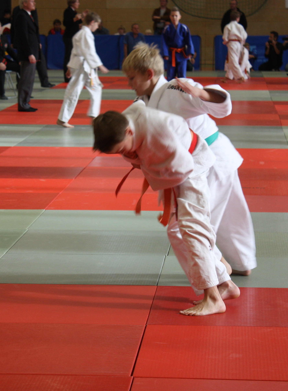 Kolja Pätzold (mit rotem Gürtel vorn) beim erfolgreichen Wurfangriff mit Seoi-Nage.