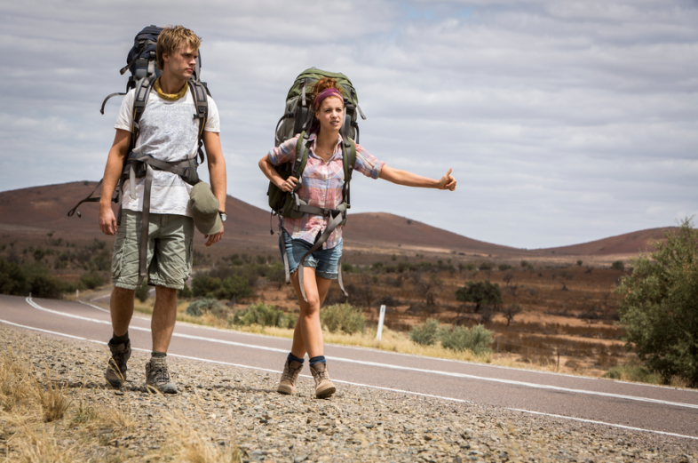 Ca ne concerne que les jeunes et c'est voyager en faisant du stop avec un sac à dos (backpacker)