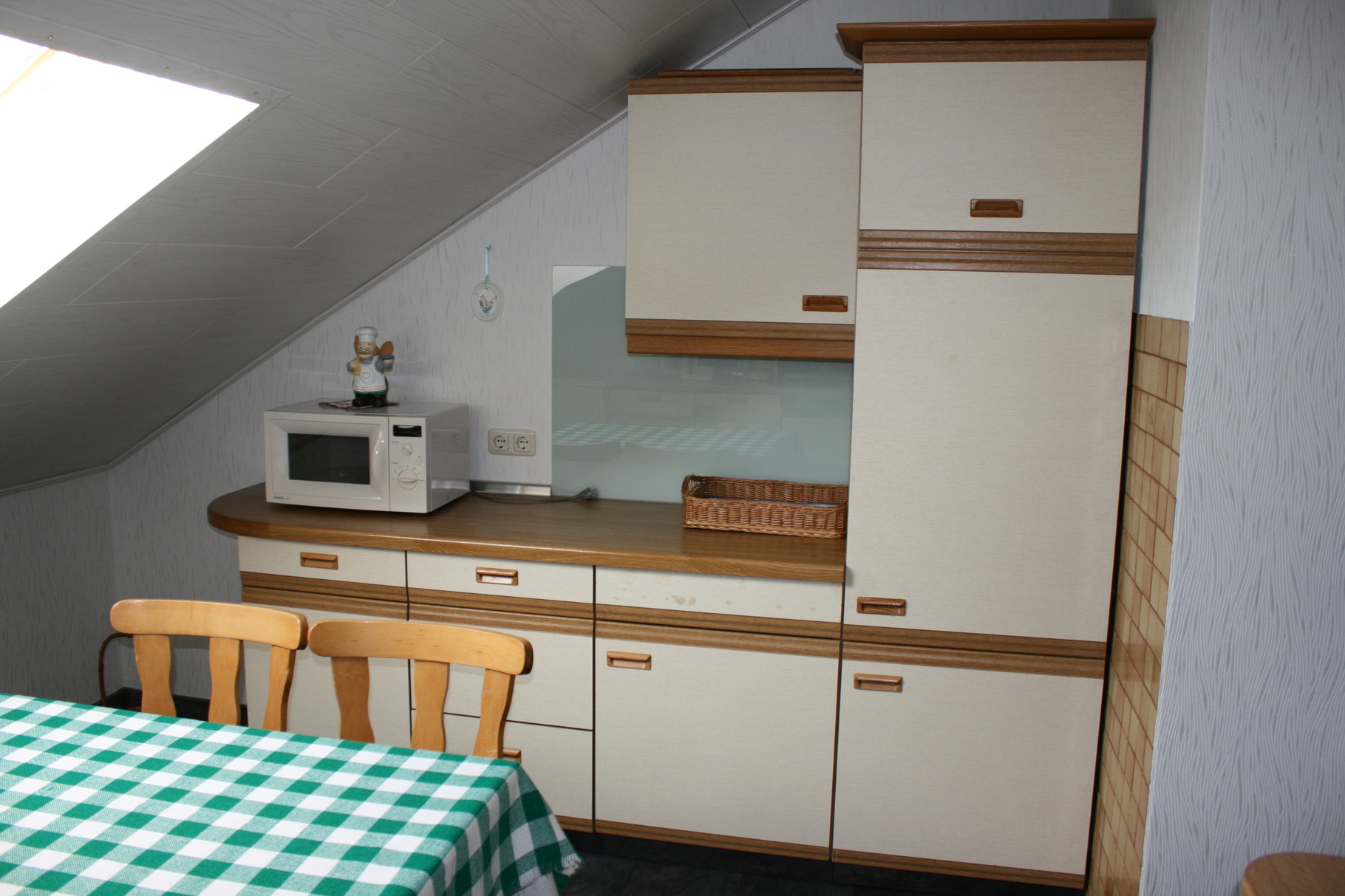 Die Küche bietet auch einen Kühlschrank und einen kleinen Gefrierschrank für das Eis im Sommer.
