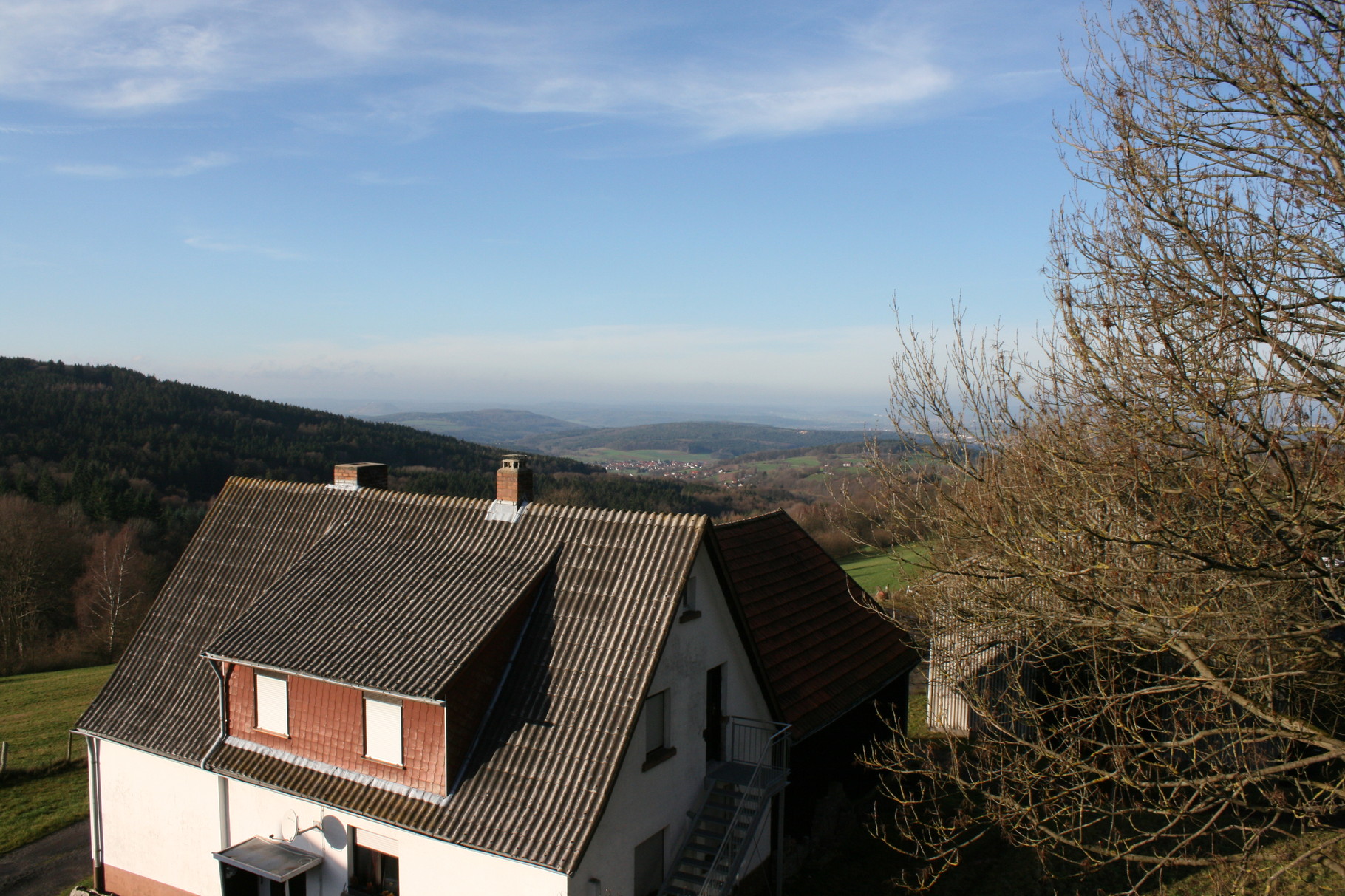 Vom Balkon der Ferienwohnung hat man einen Ausblik bis nach Neuhof und in den Vogelsberg.