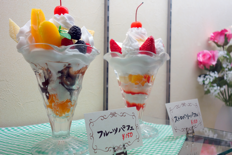 食品サンプルのパフェ。本物と見紛う精巧な出来栄えだが食べられない偽物であるように、権威ある肩書や多数派の指導法も、ヴァイオリン本来の奏法を保証するものではない。