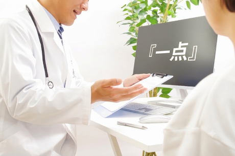 医師が患者に検査結果を示しながら、画面に大きく示された『一点』を説明している様子。ヴァイオリン上達の基準を診断と処方になぞらえた図。