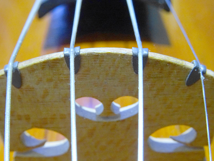 ヴァイオリンの駒の弦の食い込み防止のために貼る革（パーチメント）にテフロンシートを使用することで、駒の振動が向上し、響きも増大しました　バイオリン　教室　ヴァイオリン　レッスン