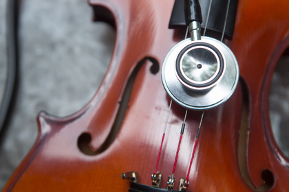 ヴァイオリンに聴診器を当てる――音程と音色の響きを探る