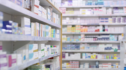 薬棚に並ぶ薬――エチュードもまた、指導者が学習者の状態を診断して処方するものです。