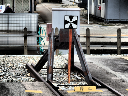 線路の終端に立つ車止めと停止標識――「滑り台」型のヴァイオリンの音程認識が行き止まりになることを象徴する