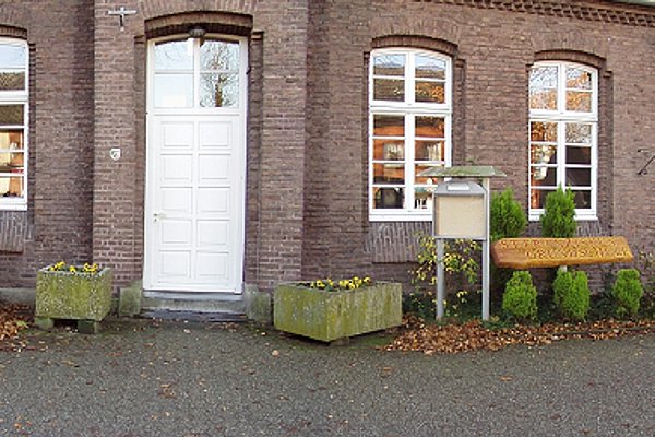 Haupteingang der Grundschule im September 2010 mit neuen Pflanzkübeln