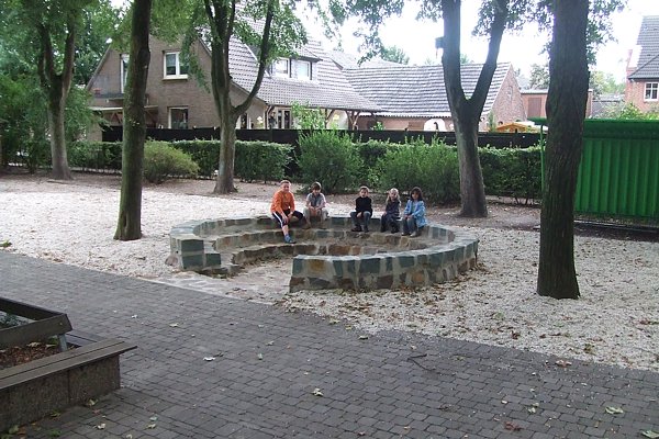 Schulhof mit Freilluftklasse im September 2010