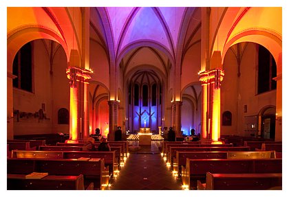 Katholische Kirche in Bensberg mit Kerzenlicht am 27.11.2010