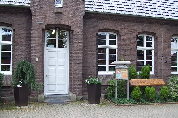 Haupteingang der Grundschule im Mai 2010