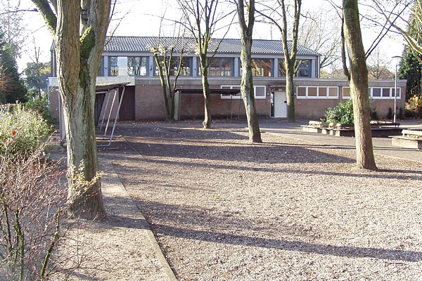Schulhof mit Freilluftklasse im September 2010
