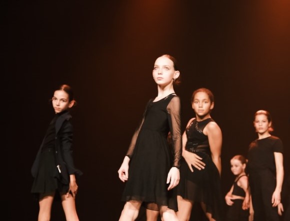 Plusieurs fois dans l'année, les élèves montrent leur progression... Si le spectacle vaut le coup d'oeil, un passage en coulisse s'impose !