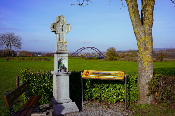 Muschelkreuz und Tourismustafel