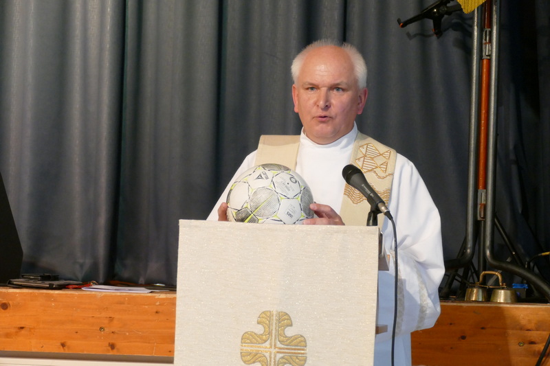 Pastor Peter Dries liest die hl. Messe