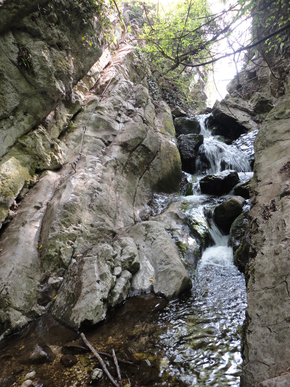 Mal flach, mal steil die Schlucht hinein
