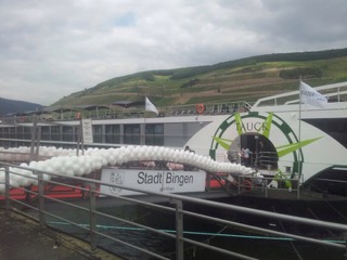 Rhein Schiff Ballonkette