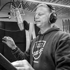Urs Sahli als Sprecher in der Kabine bei Bluebox Tostudios in Burgdorf