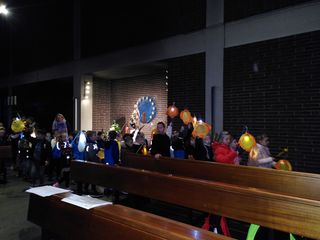 Alle Schüler und Schülerinnen am Nikolaus in der Kirche "Vom Göttlichen Wort"