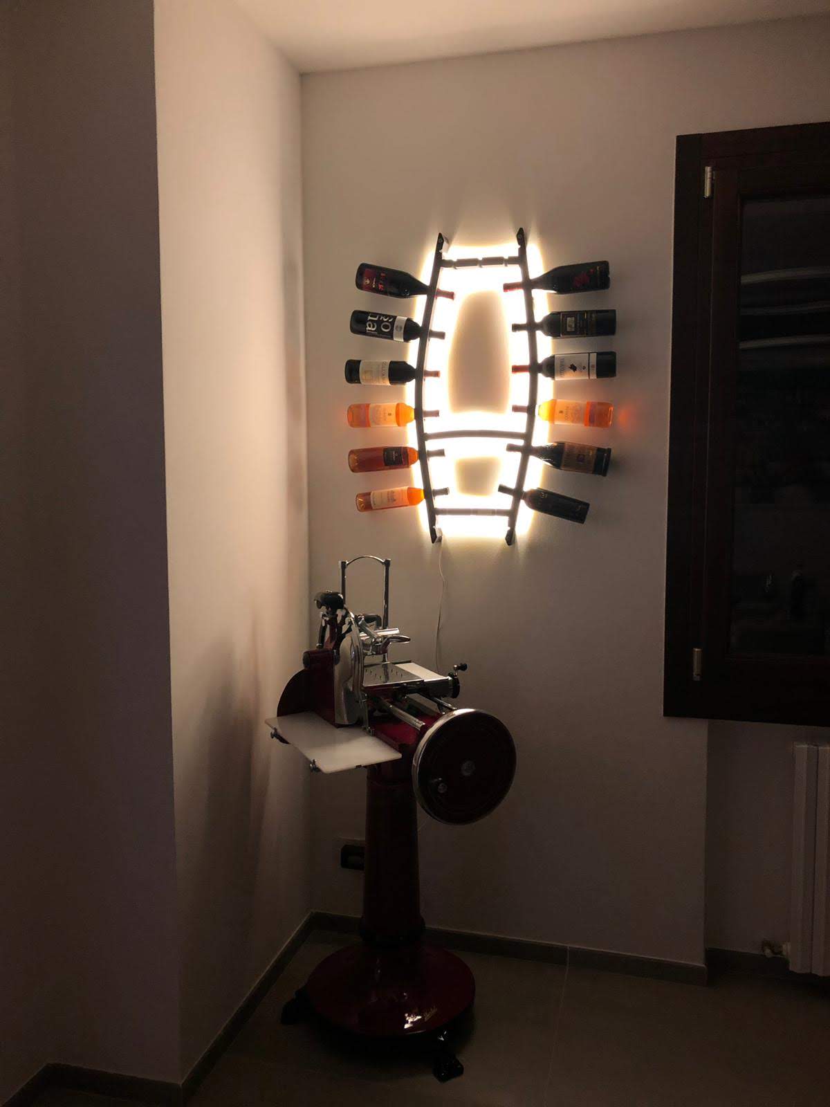 Portabottiglie da parete in metallo con luce LED, mensole galleggianti per bar con supporto per bicchiere di vino, ripiano per bottiglie di liquore, moderno supporto per calici, per cucina, cantina