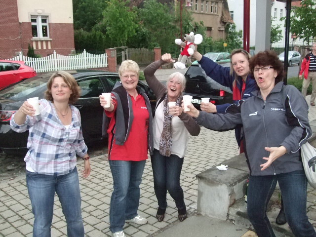 Draußen Damen trinken Sekt für den Sieg