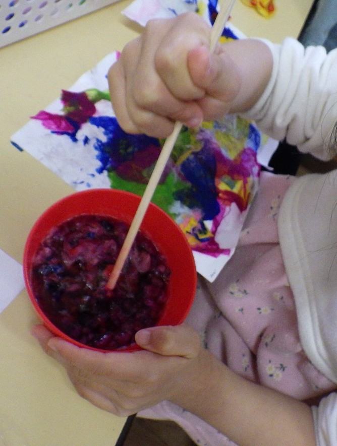 お花紙で遊ぶ：その子にとって体験する必要があり、意味がある