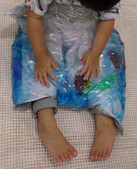 1歳クラス　塊の水と出会う