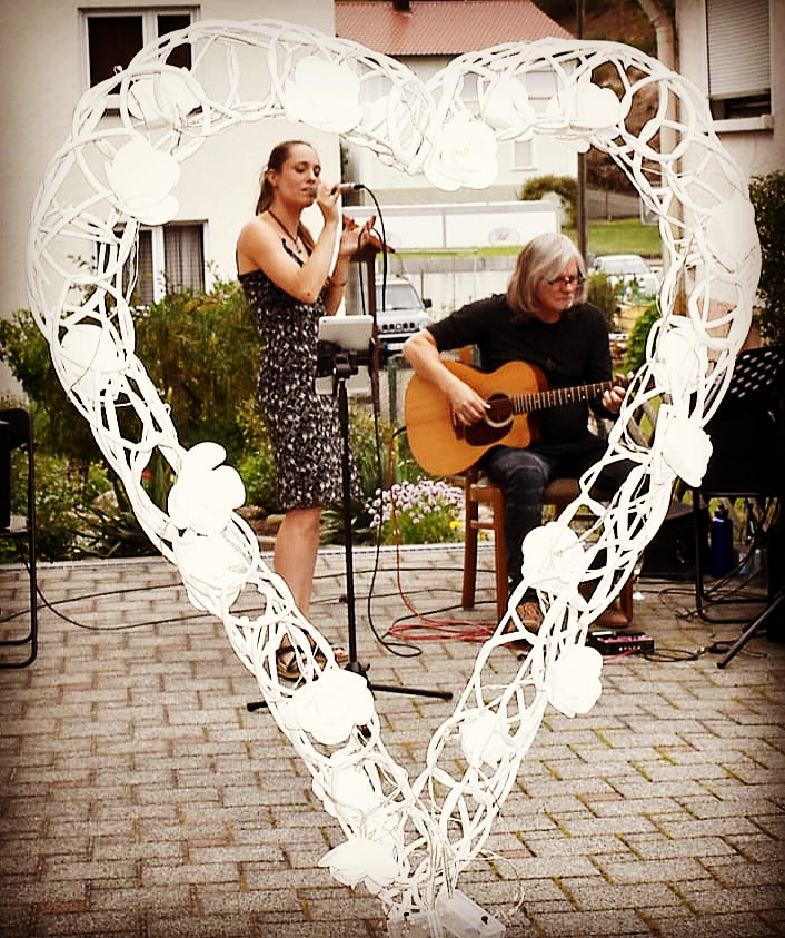 Überraschungskonzert nach der Trauung. Auf Distanz und trotzdem ganz nah.🥰