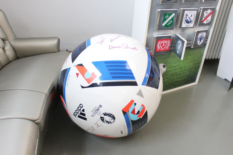 Unser riesiger Fußball mit Autogrammen vieler Bergheimer Spitzensportler.