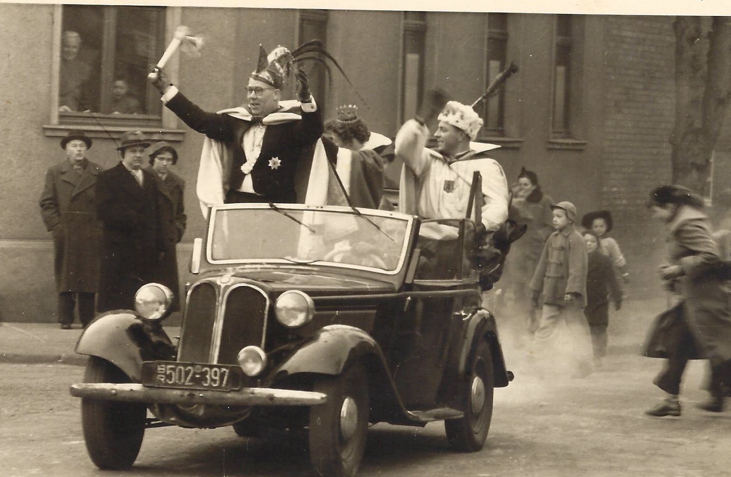 Prinz Jakob I (Kaiser), Jungfrau Vera (Hindermann), Bauer Hans (Lemper). In den 50er Jahren ging in Bergheim der Karnevalsumzug immer an Rosenmontag.