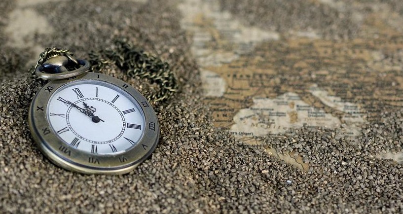 5 vor 12, Uhr im Sand, Weltkarte, Zeit