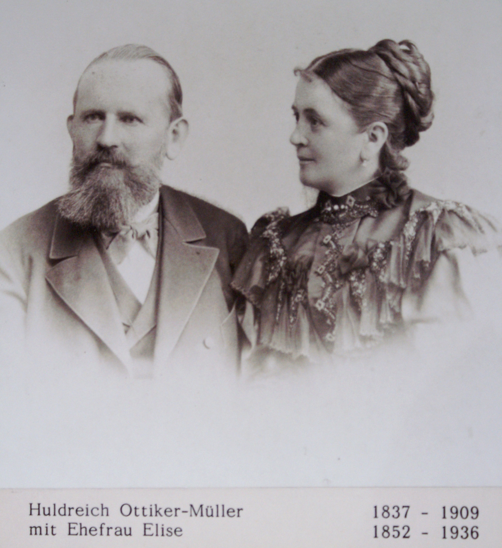 Das Textilunternehmer-Ehepaar Ottiker-Müller erwirbt die Feldegg 1882, baut um und benennt die Wohnstätte fortan Lindengut