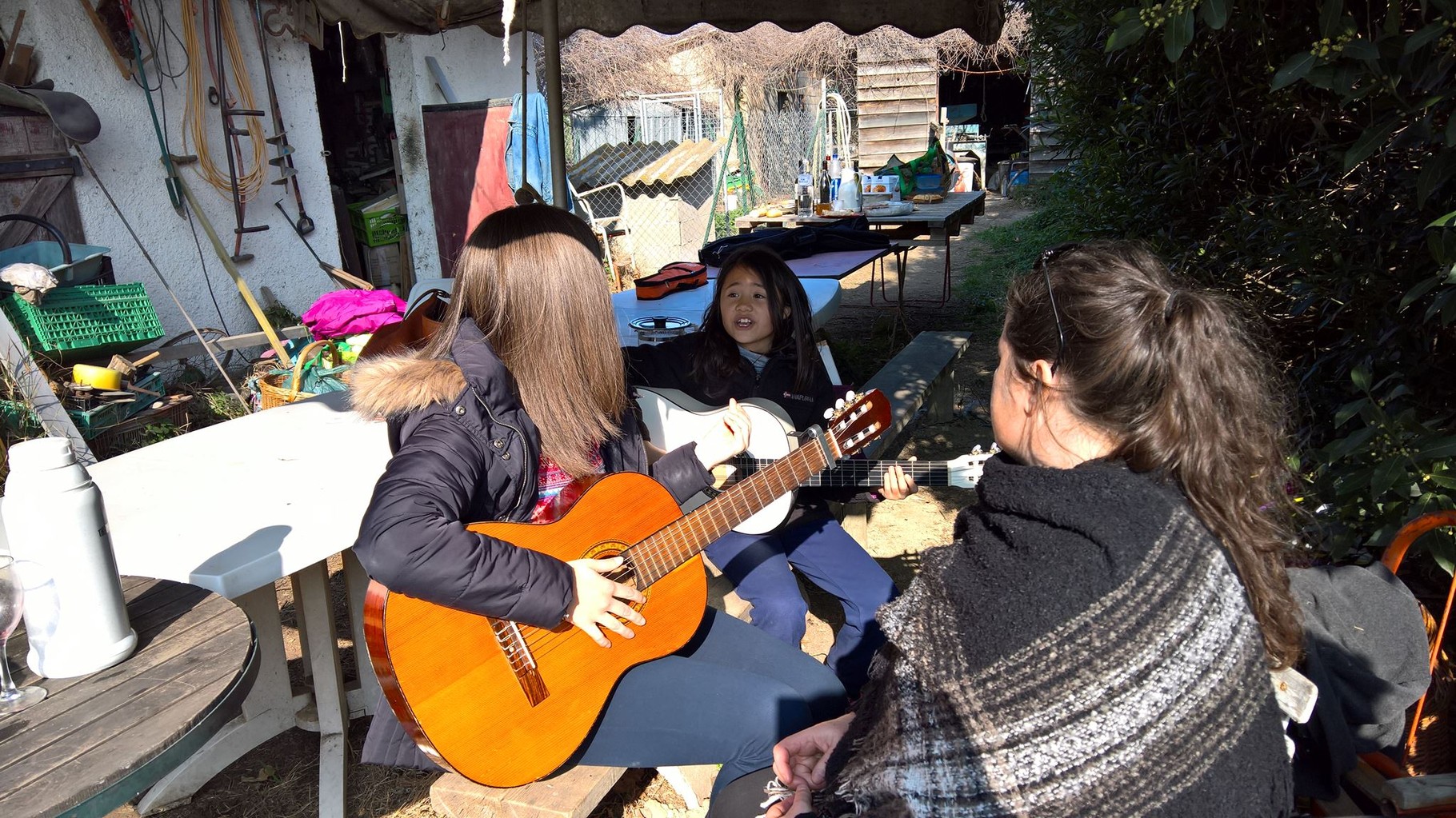 petit concert chant et guitare (Léa)