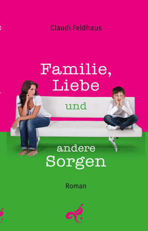 Cover »Familie, Liebe und andere Sorgen«: eine Frau mit dunklem Haar und heller Haut und ein Kind mit heller Haut sitzen auf einem weißen Sofa, sie beide tragen ein weißes Oberteil und blue Jeans. Sie sieht den Jungen an, er zieht einen Flunsch.