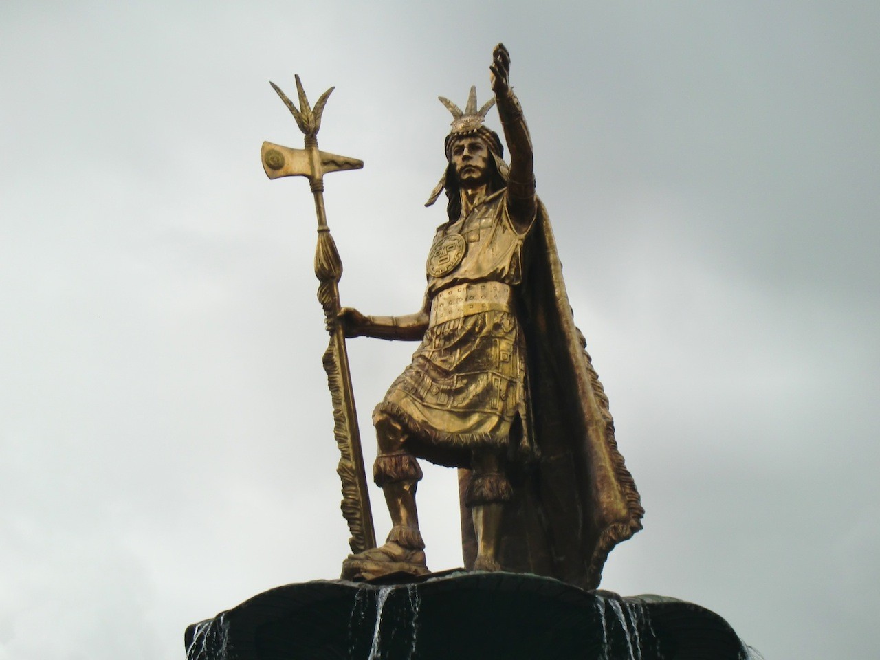 アルマス広場の中心にある噴水はインカの王の彫像
