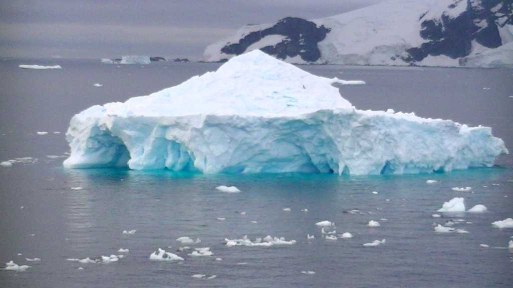さらに2時間進んだ海域：氷山の青い色