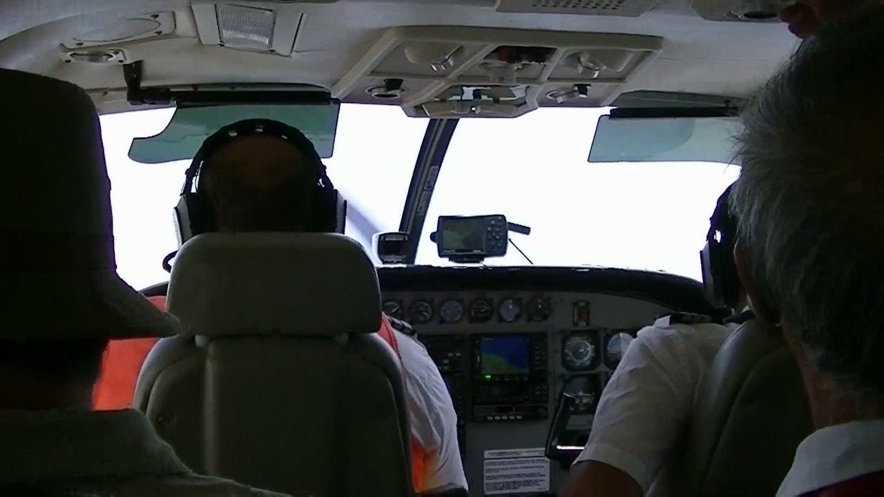 パイロットの２つ後の席だった：パイロットの横のスタッフが説明する