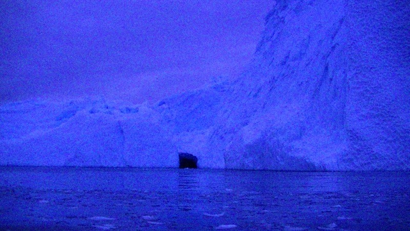 暗くなってきた海に浮かぶ巨大な氷山