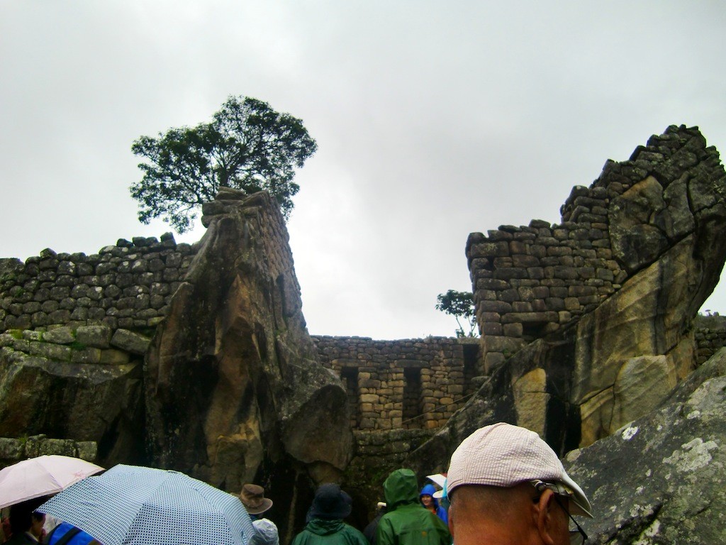 コンドルの神殿に集まった観光客