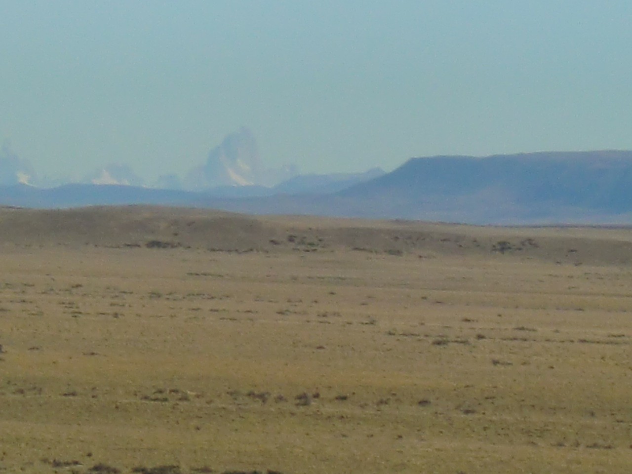 2月4日朝、国際バスでチリ国境に向かう途中、はるか遠くに見えたフィッツロイ山