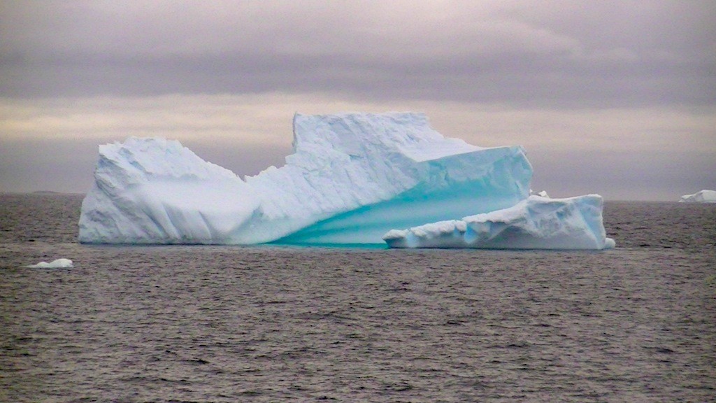 氷山の色と形
