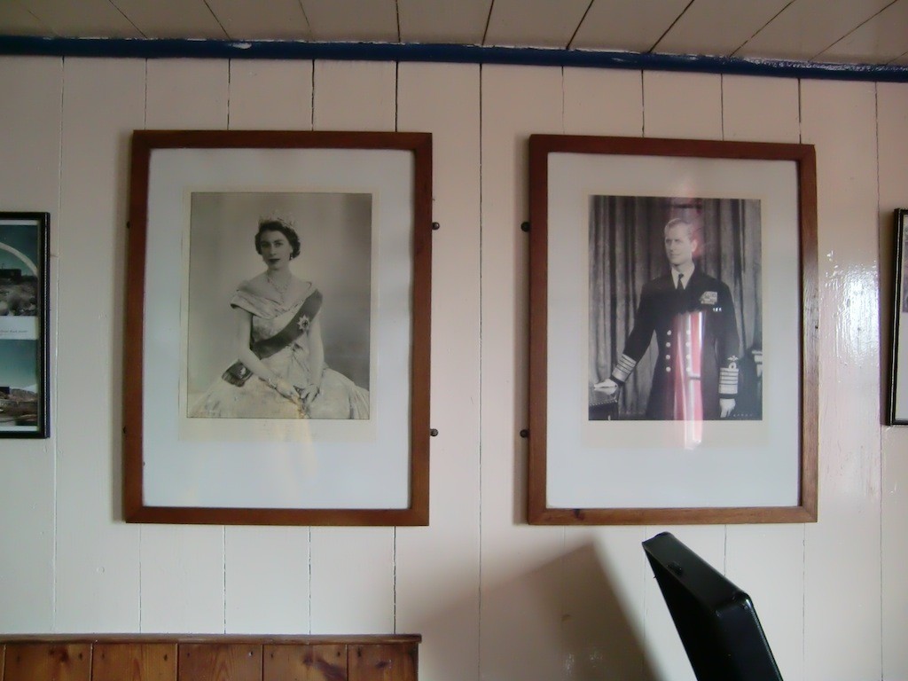 建物内部には、若き日のエリザベス女王の写真がある