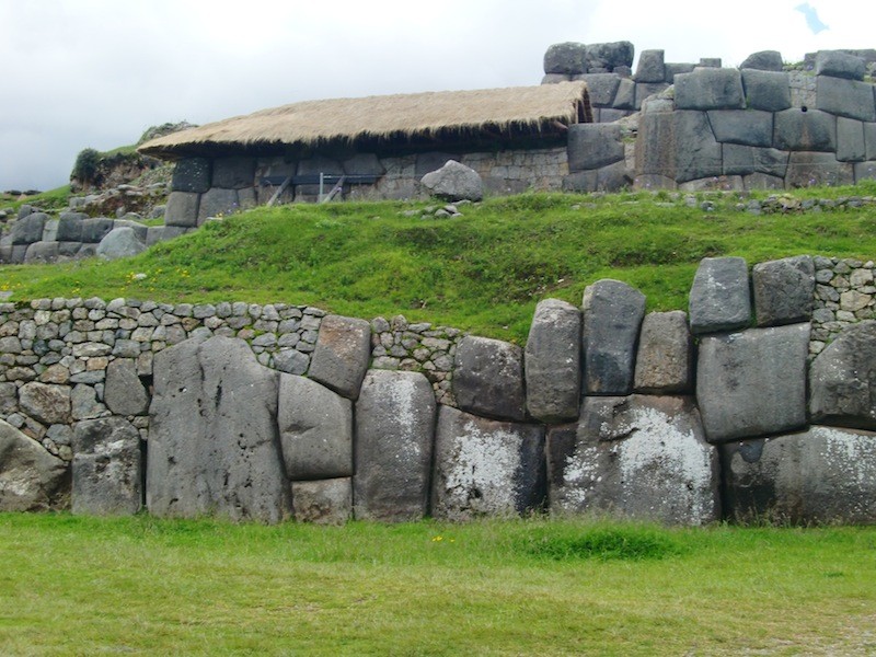 石壁の上には復元されたインカ時代の建物があった